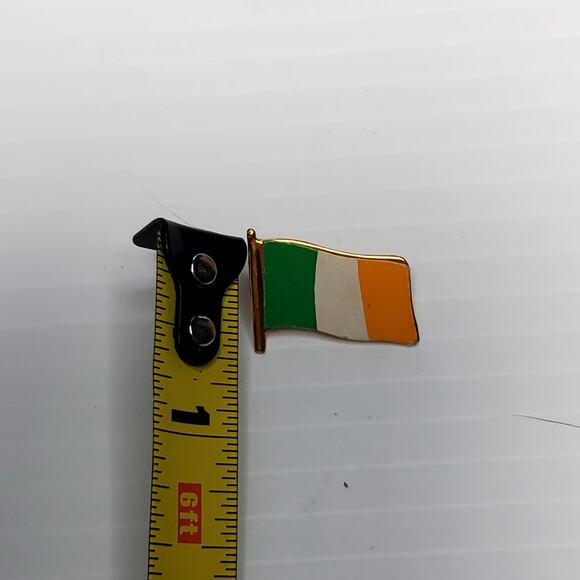 Vintage Ireland Irish Paper Flag Gold Tone Aluminum Pin Hong Kong - Picture 4 of 4
